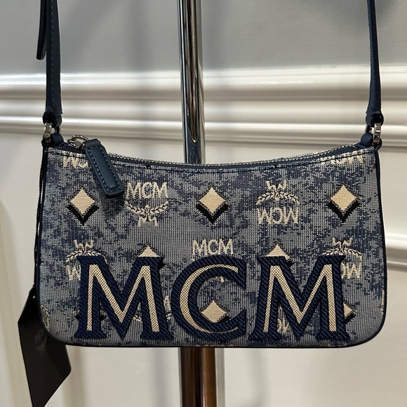 Aren Shoulder Bag in Vintage Monogram Jacquard - Picture 4 of 7
